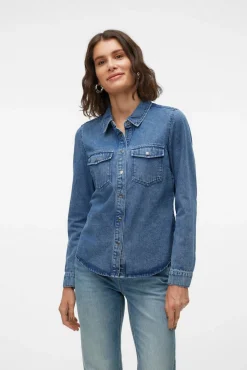 Camisa denim com bolsos no peito