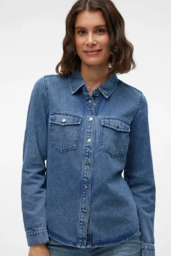 Camisa denim com bolsos no peito