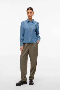 Camisa denim com detalhe bordado