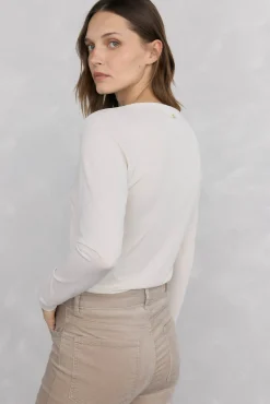 Camisa drapeada com broche