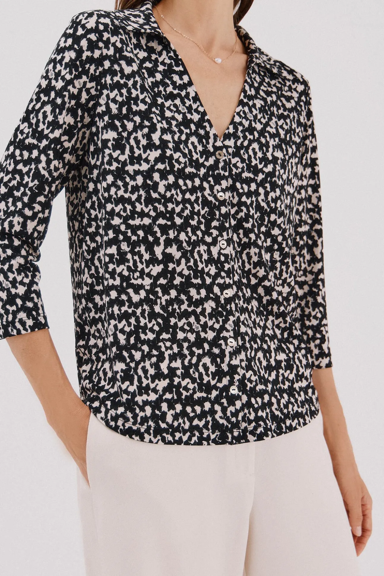 Camisa elástica com botões