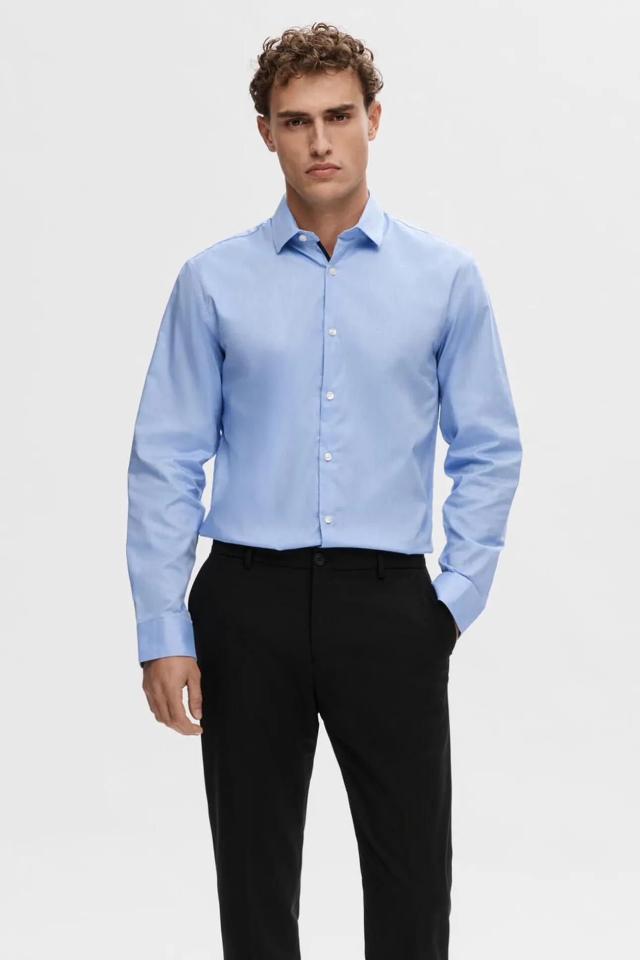 Camisa formal de corte justo em algodão orgânico.