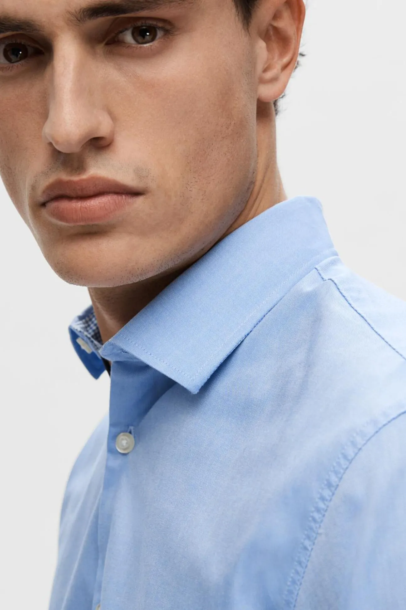 Camisa formal de corte justo em algodão orgânico.