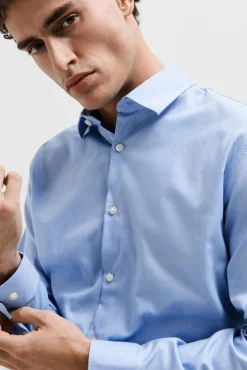 Camisa formal de corte justo em algodão orgânico.