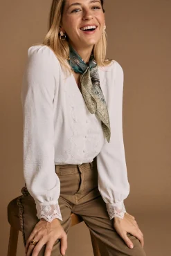 Camisa Greta com detalhes bordados