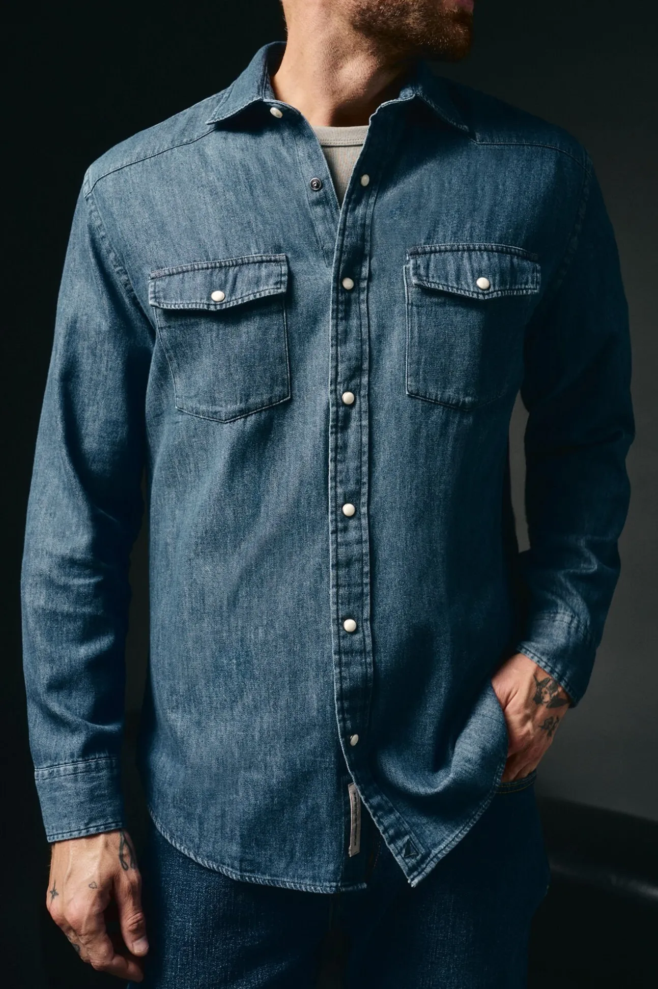 Camisa jeans com bolsos