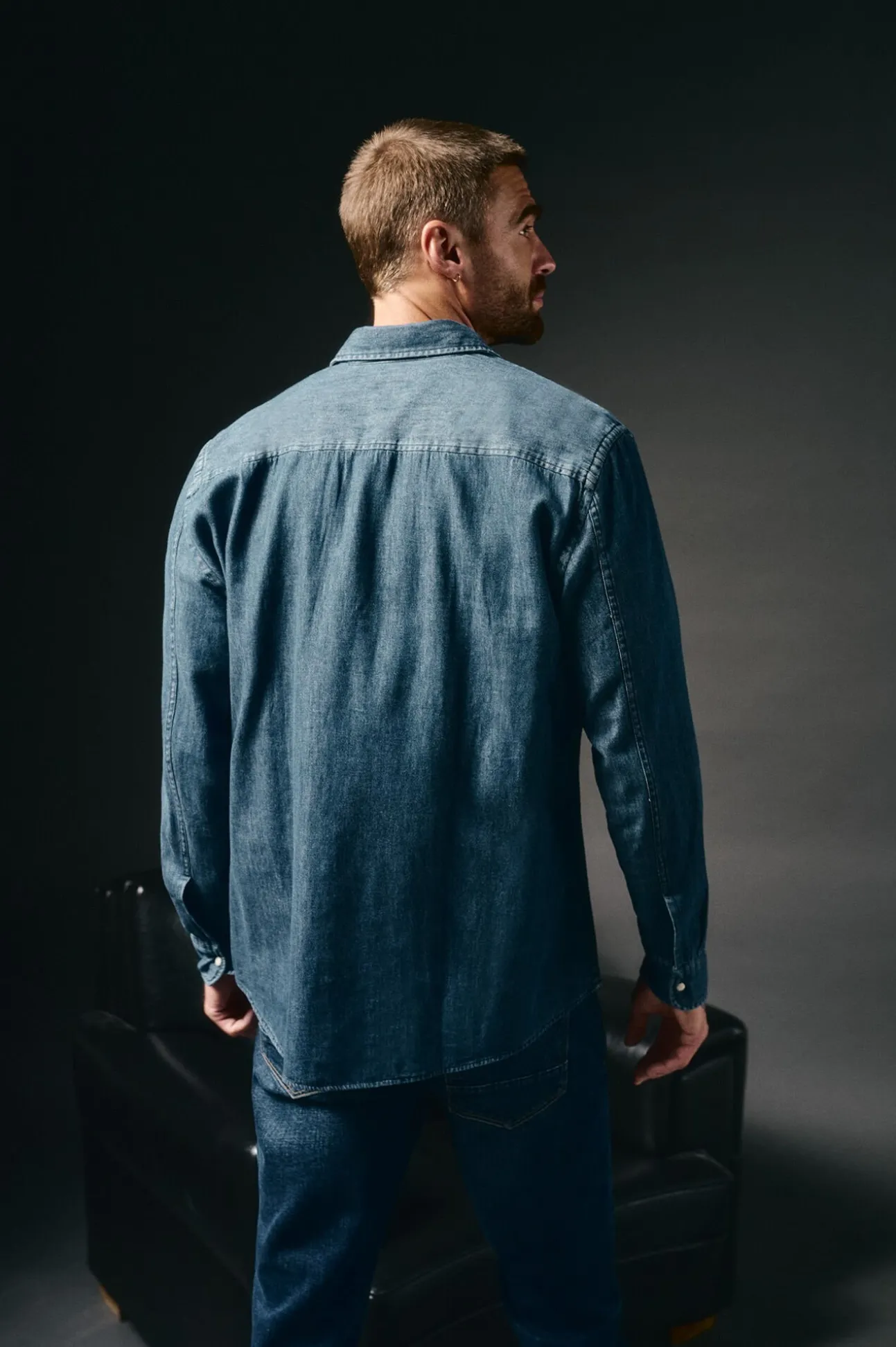 Camisa jeans com bolsos