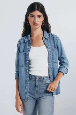 Camisa jeans com bolsos
