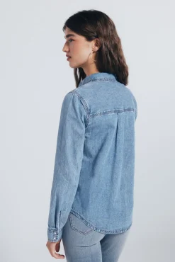 Camisa jeans com bolsos