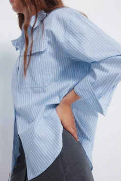 Camisa oversized com bolso de remendo