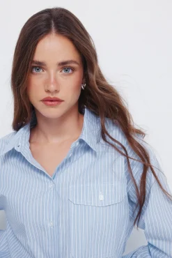 Camisa oversized com bolso de remendo