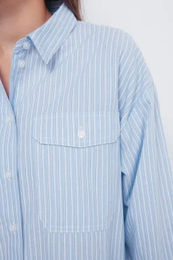 Camisa oversized com bolso de remendo