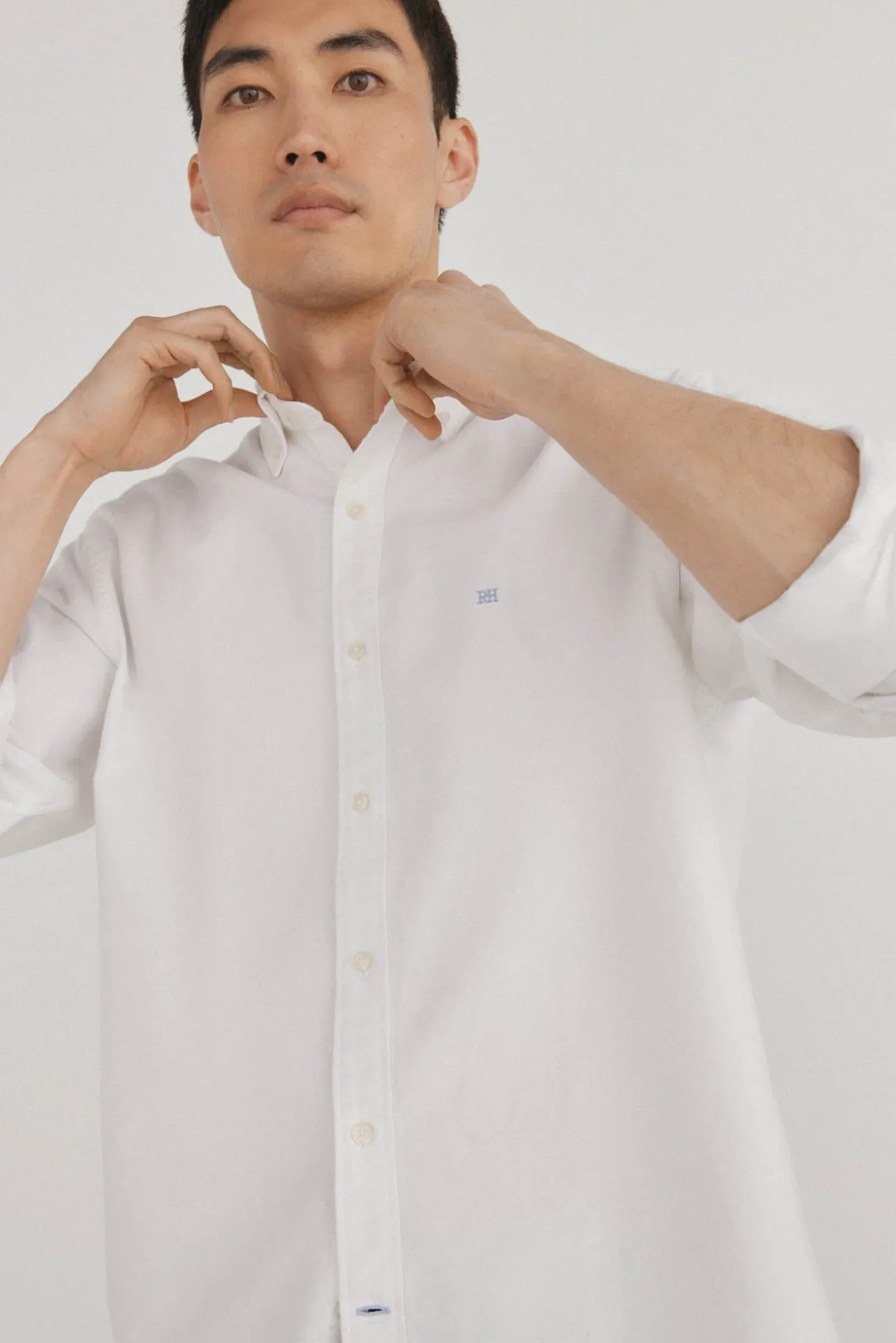 Camisa oxford liso e icônica