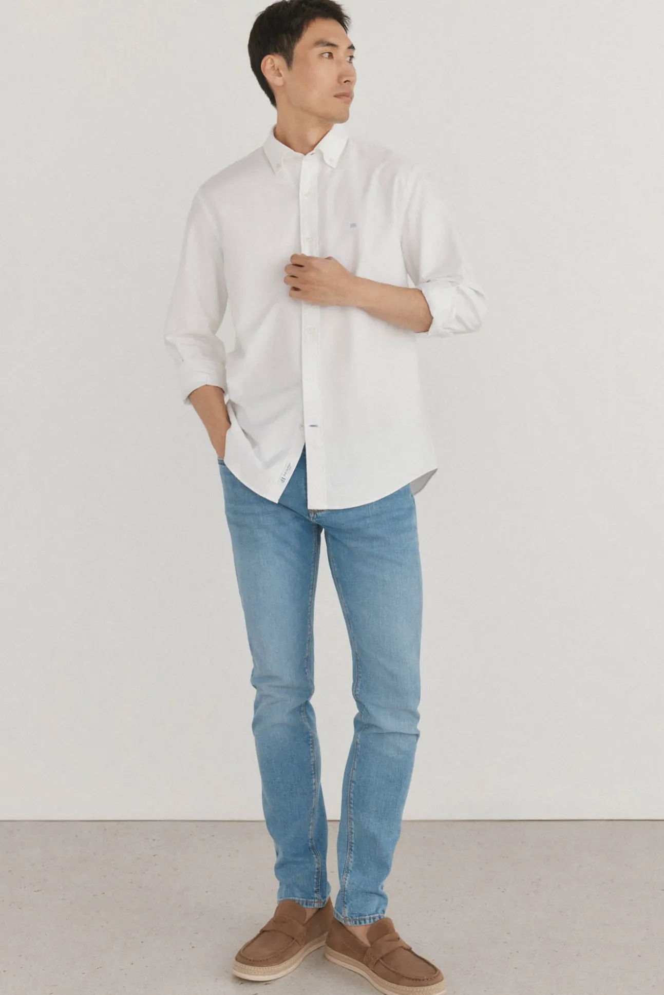 Camisa oxford liso e icônica