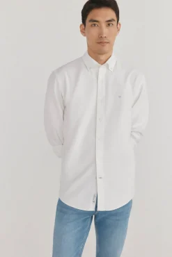 Camisa oxford liso e icônica