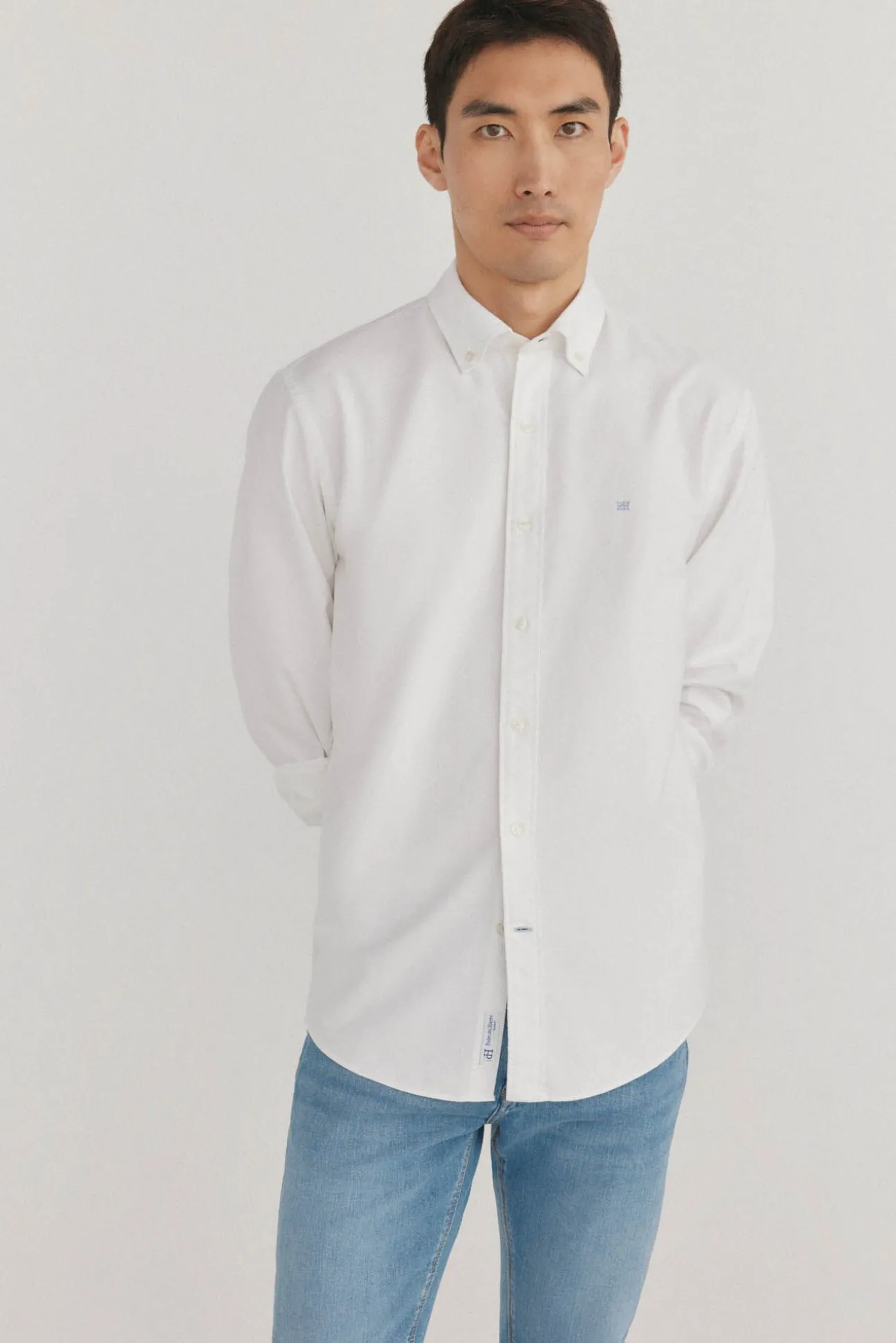 Camisa oxford liso e icônica