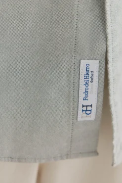 Camisa oxford liso e icônica