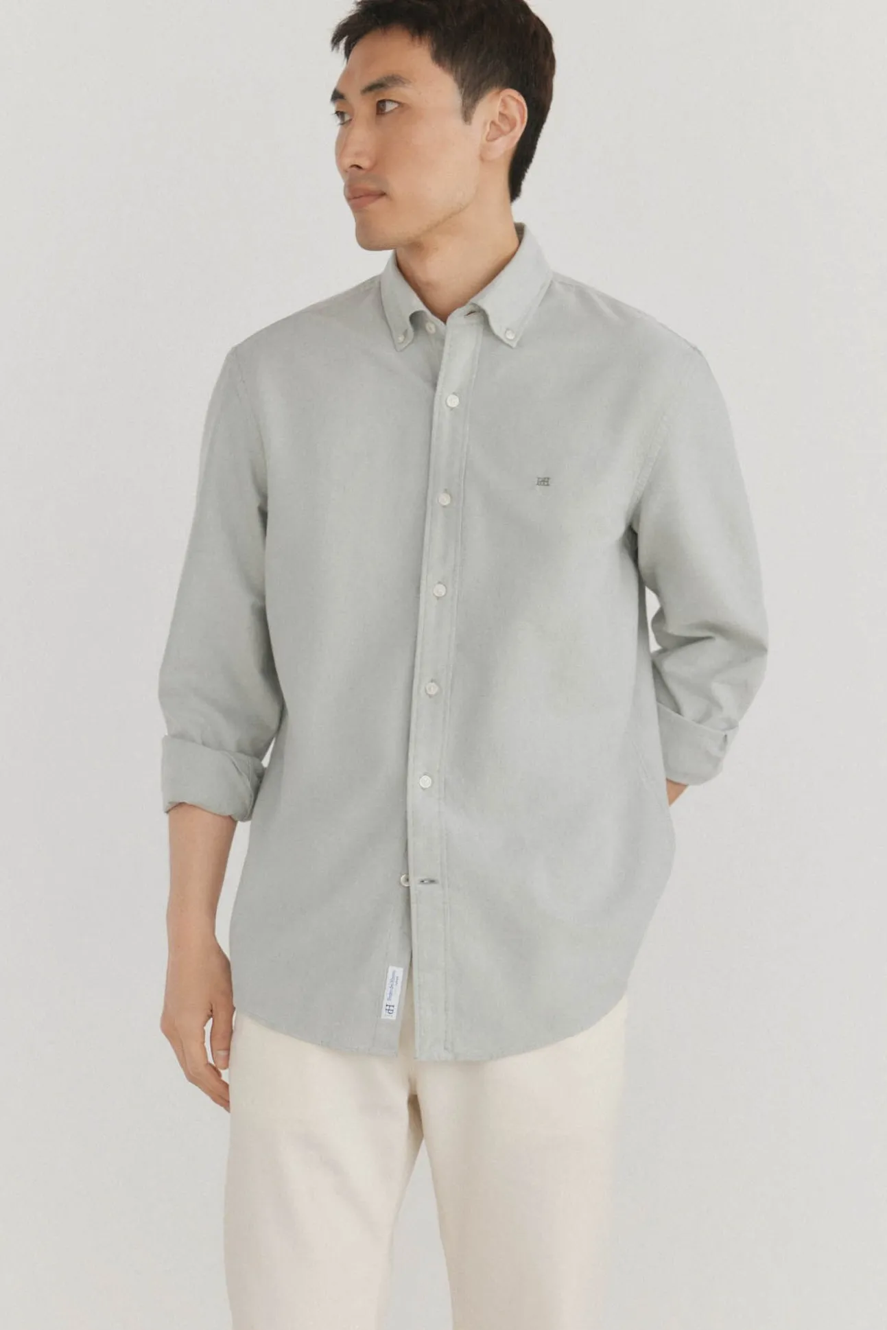 Camisa oxford liso e icônica