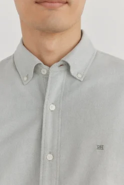 Camisa oxford liso e icônica