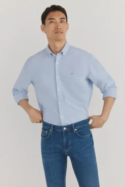 Camisa oxford liso e icônica