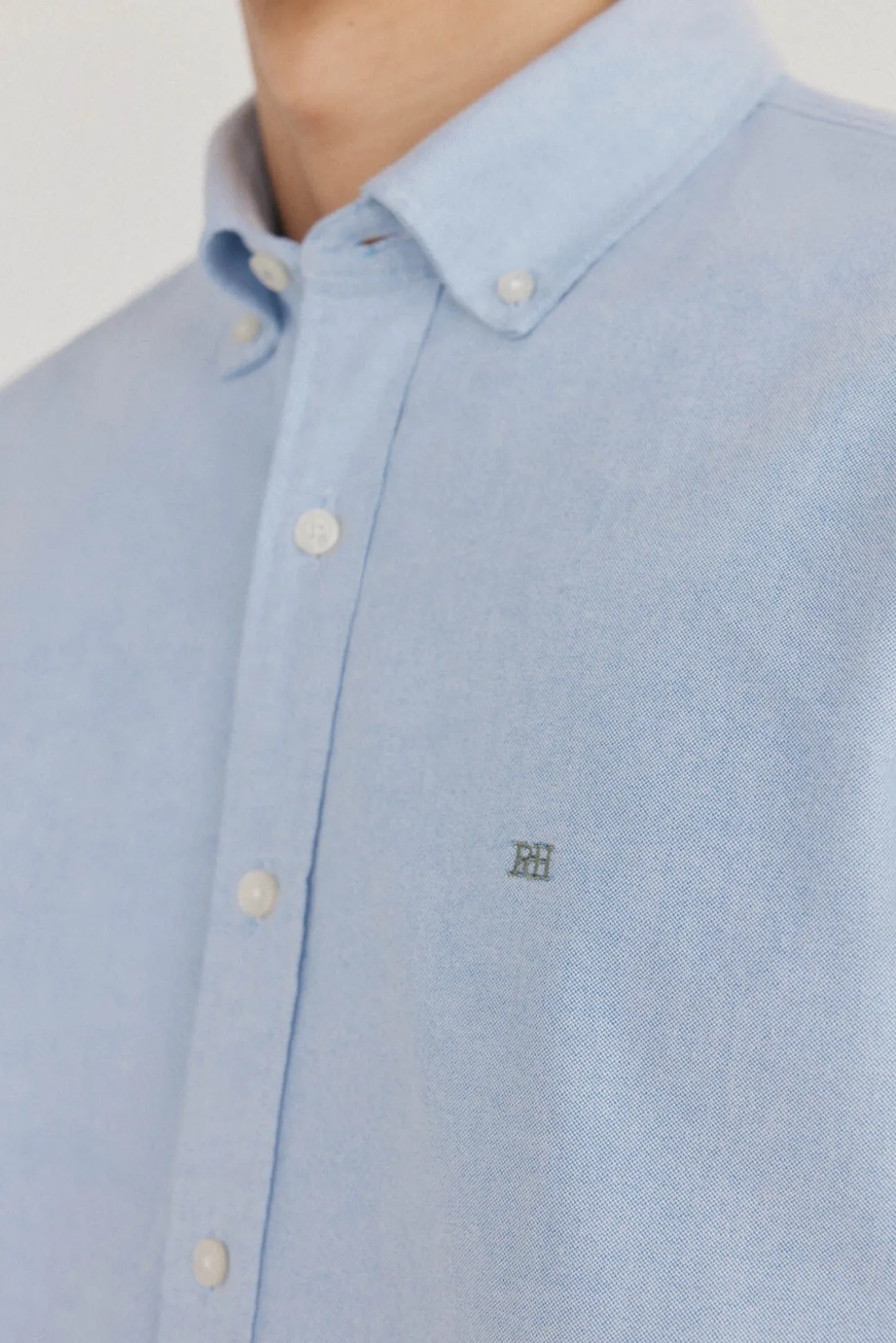 Camisa oxford liso e icônica