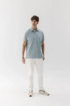 Camisa polo lavada com bordado contrastante