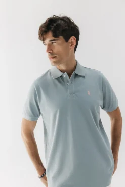 Camisa polo lavada com bordado contrastante