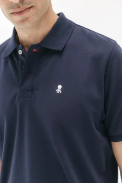 Camisa polo lavada com bordado contrastante