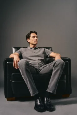 Camisa polo piqué lavada com bordado de avião