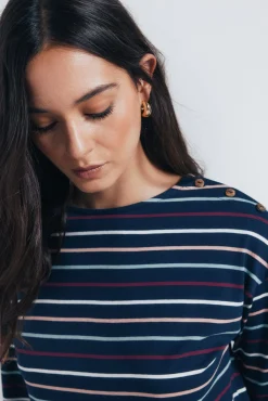Camisa riscas com botões e ombros à mostra