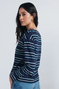 Camisa riscas com botões e ombros à mostra