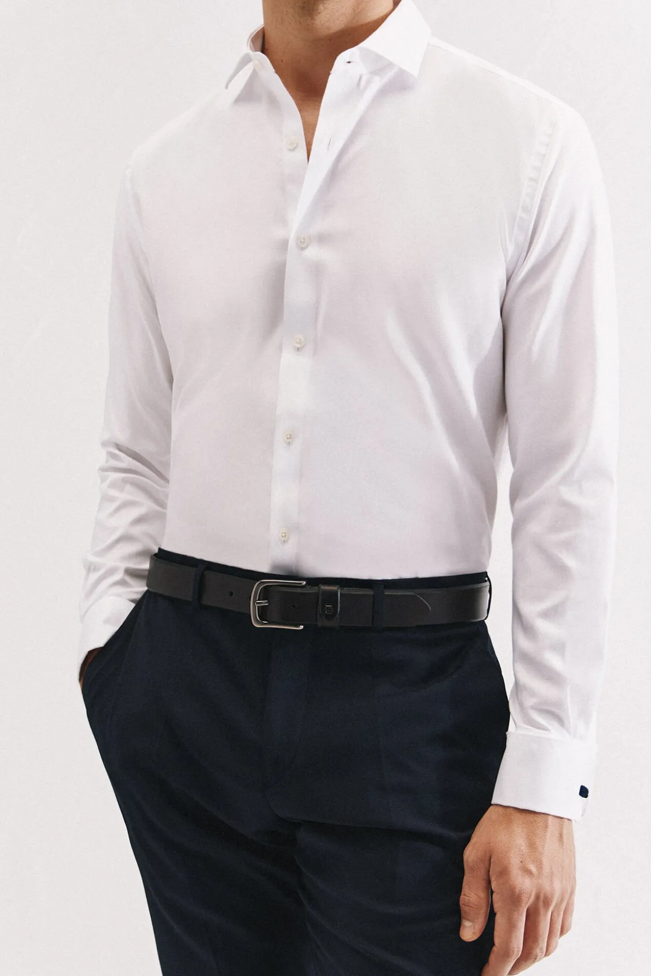 Camisa slim fit com abotoaduras e fácil engomar