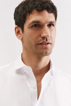 Camisa slim fit com abotoaduras e fácil engomar