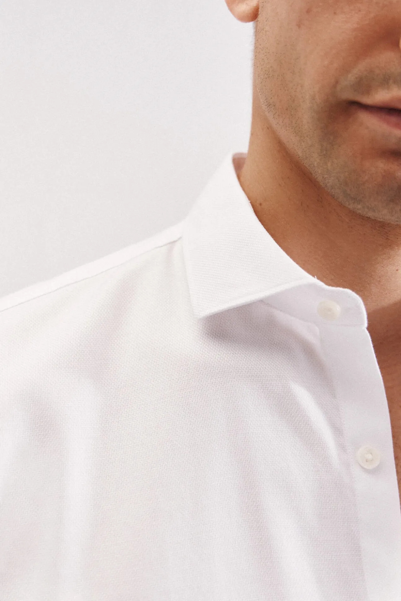 Camisa slim fit com abotoaduras e fácil engomar
