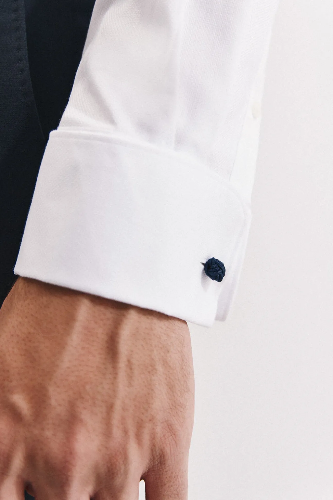 Camisa slim fit com abotoaduras e fácil engomar