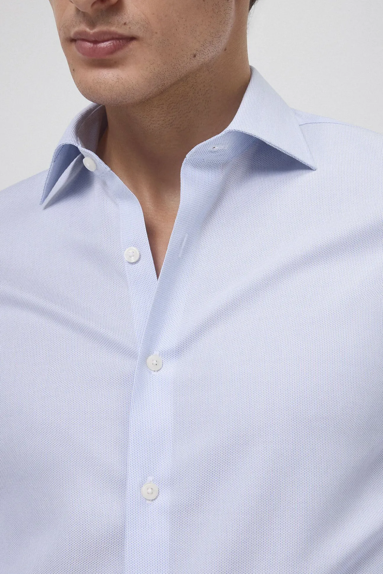 Camisa social com botões de punho, não resistente ao ferro e às manchas, corte simples e à medida