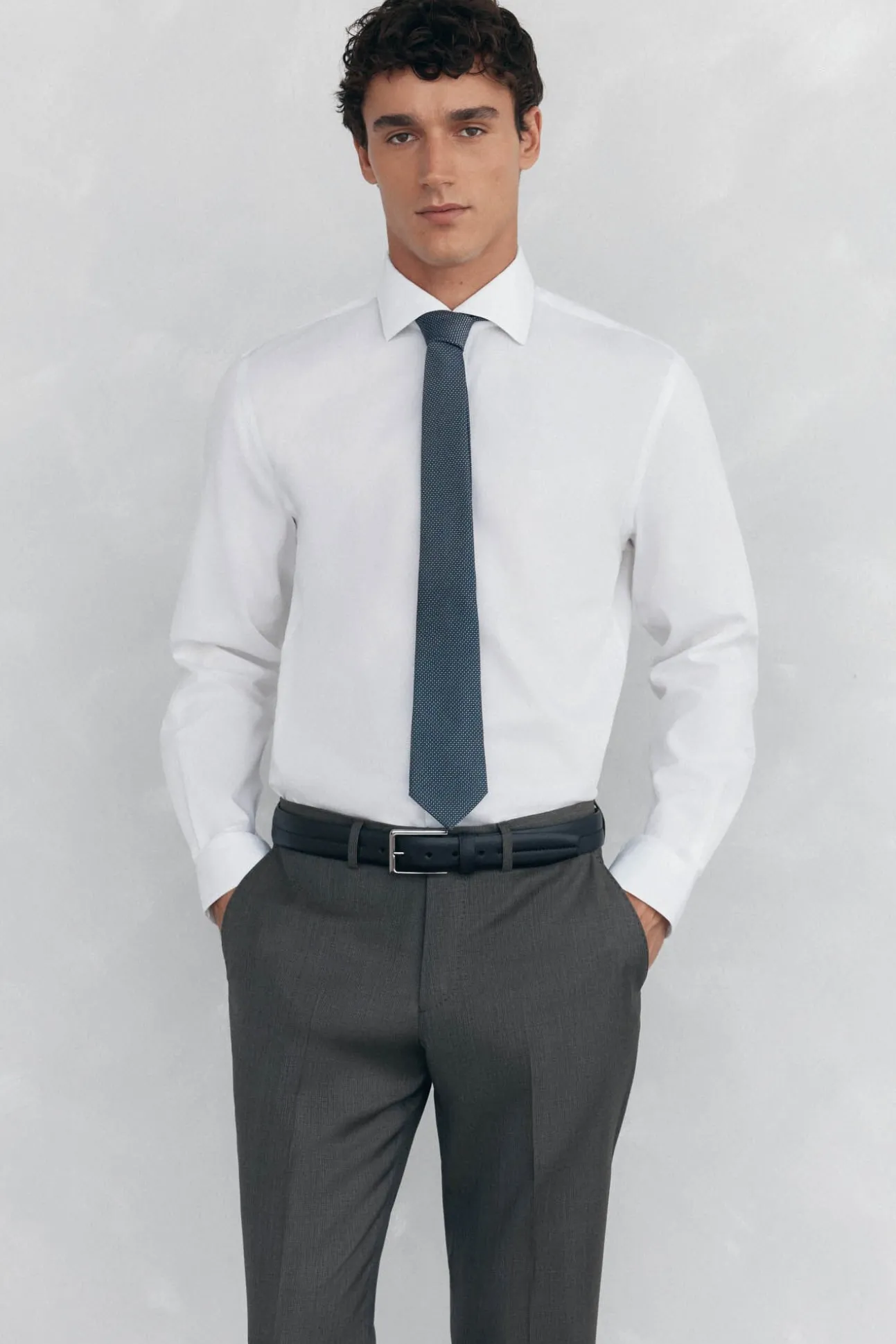 Camisa social estruturada slim fit, resistente a manchas e que não precisa passar