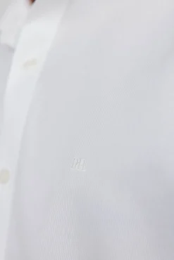 Camisa social estruturada slim fit, resistente a manchas e que não precisa passar