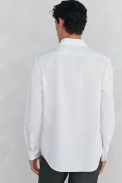Camisa social estruturada slim fit, resistente a manchas e que não precisa passar