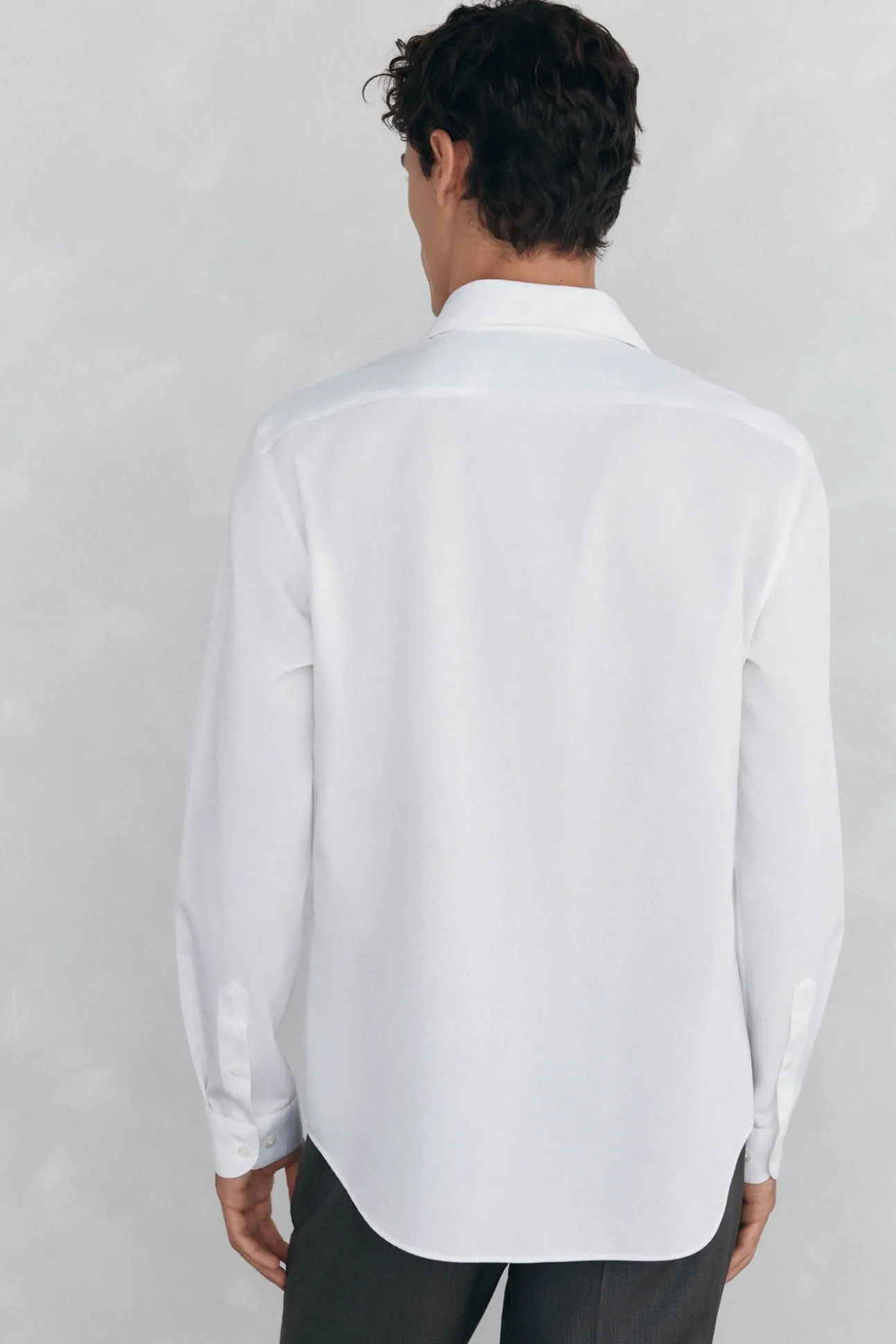 Camisa social estruturada slim fit, resistente a manchas e que não precisa passar