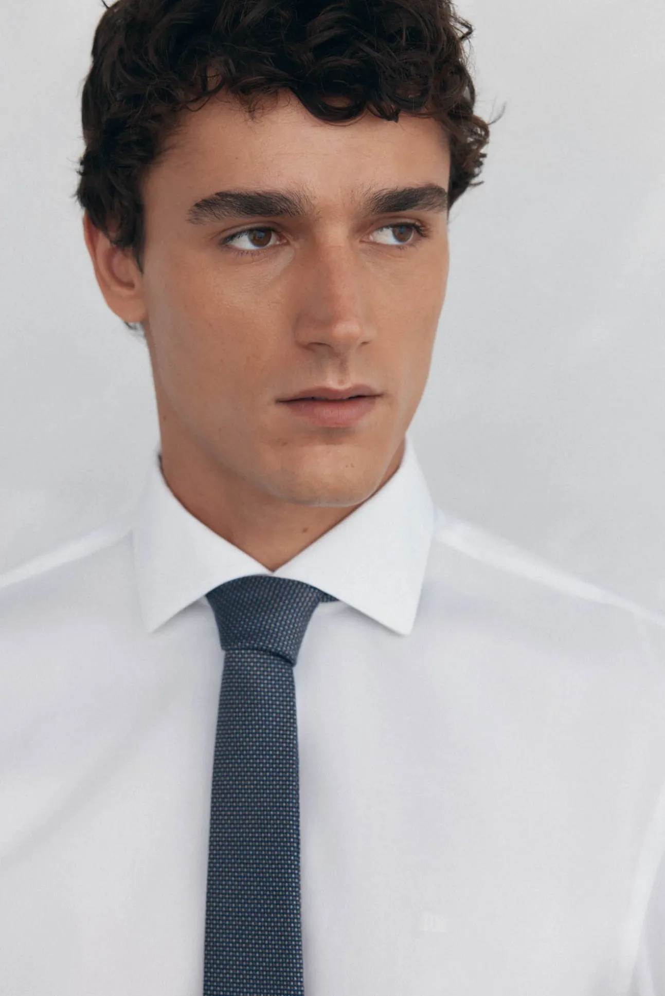 Camisa social estruturada slim fit, resistente a manchas e que não precisa passar