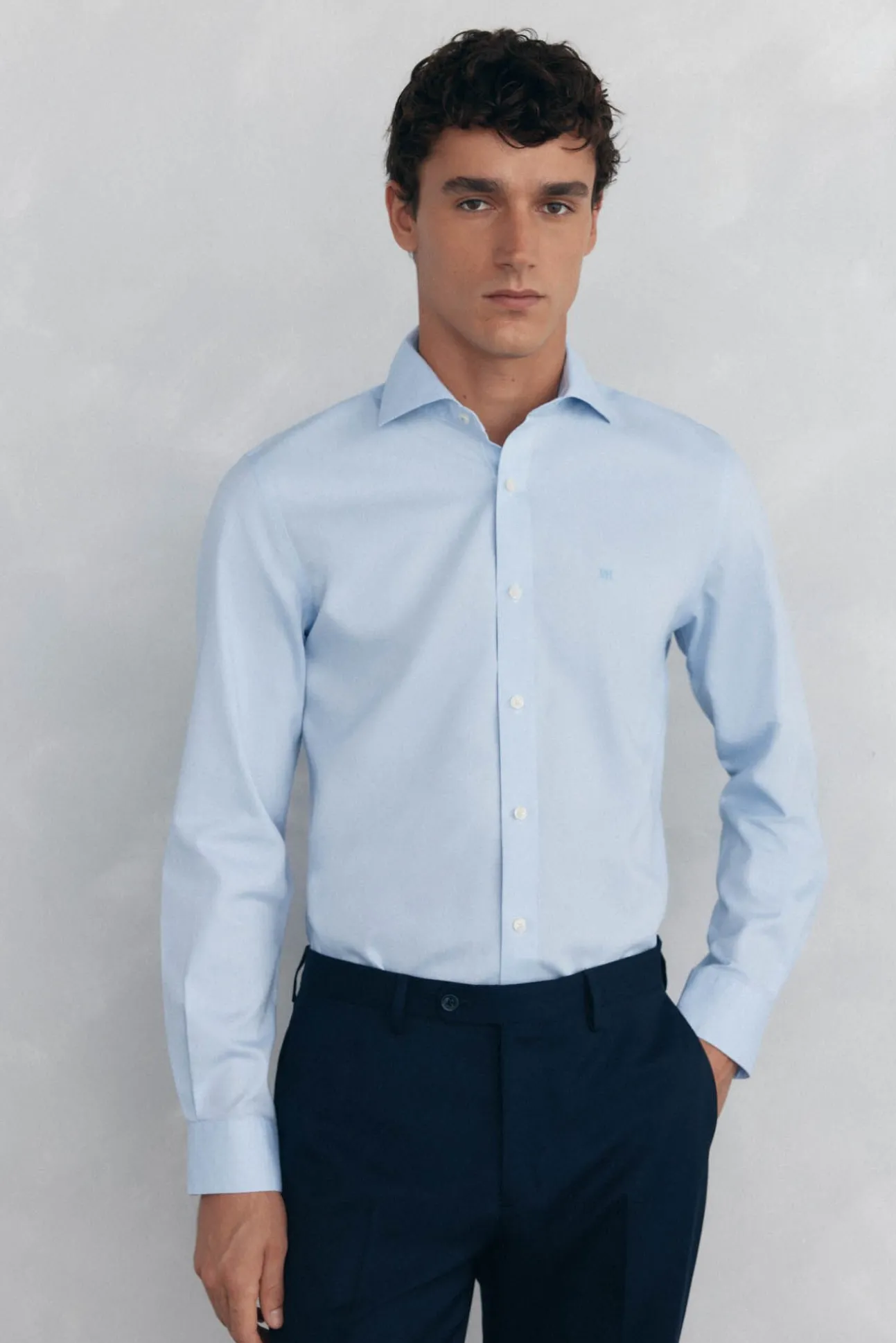 Camisa social estruturada slim fit, resistente a manchas e que não precisa passar