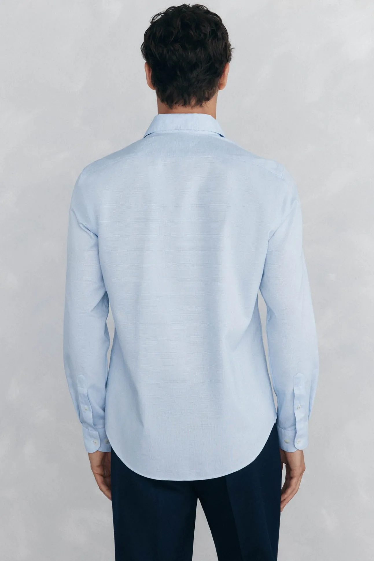 Camisa social estruturada slim fit, resistente a manchas e que não precisa passar