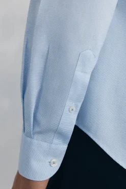 Camisa social estruturada slim fit, resistente a manchas e que não precisa passar