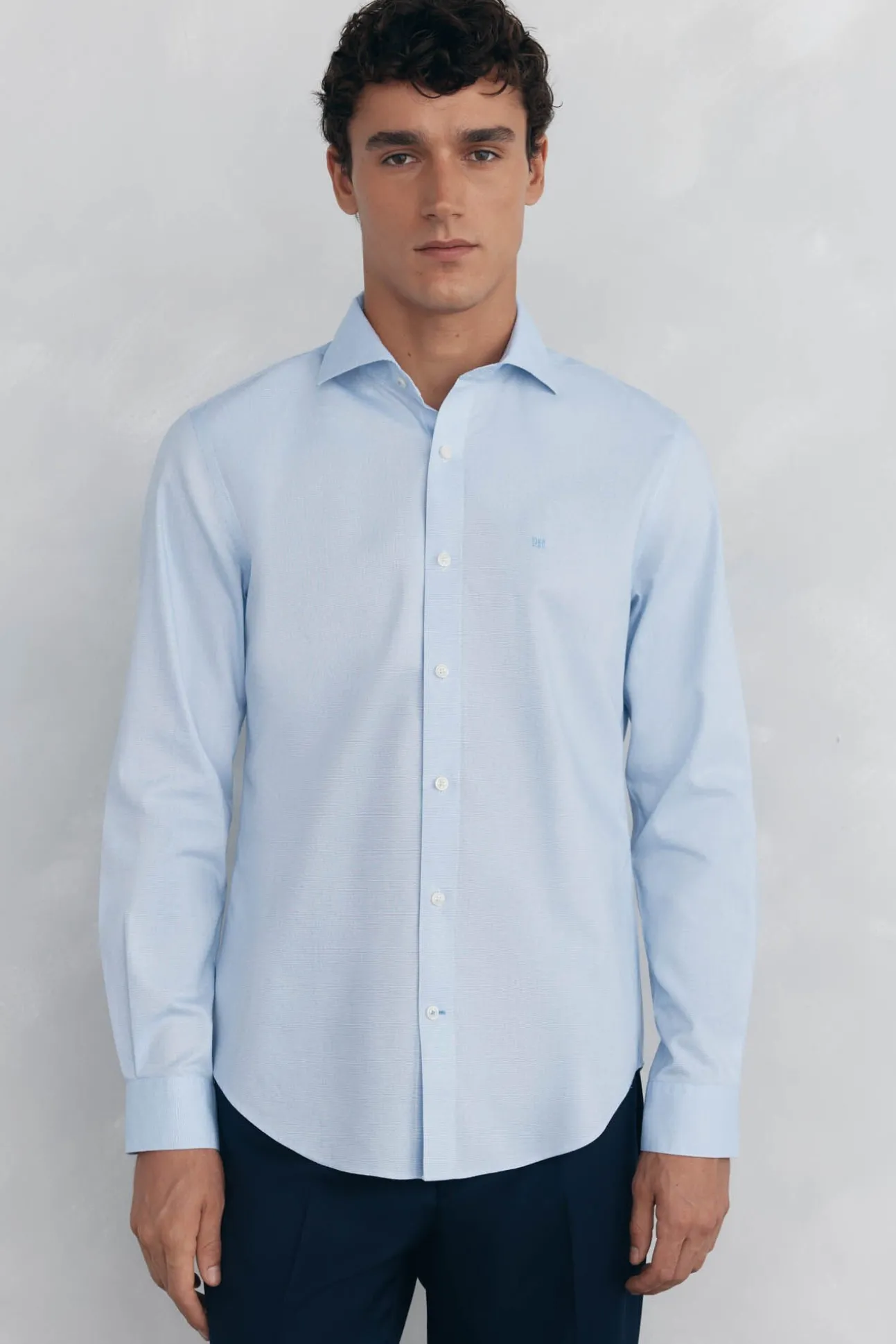 Camisa social estruturada slim fit, resistente a manchas e que não precisa passar