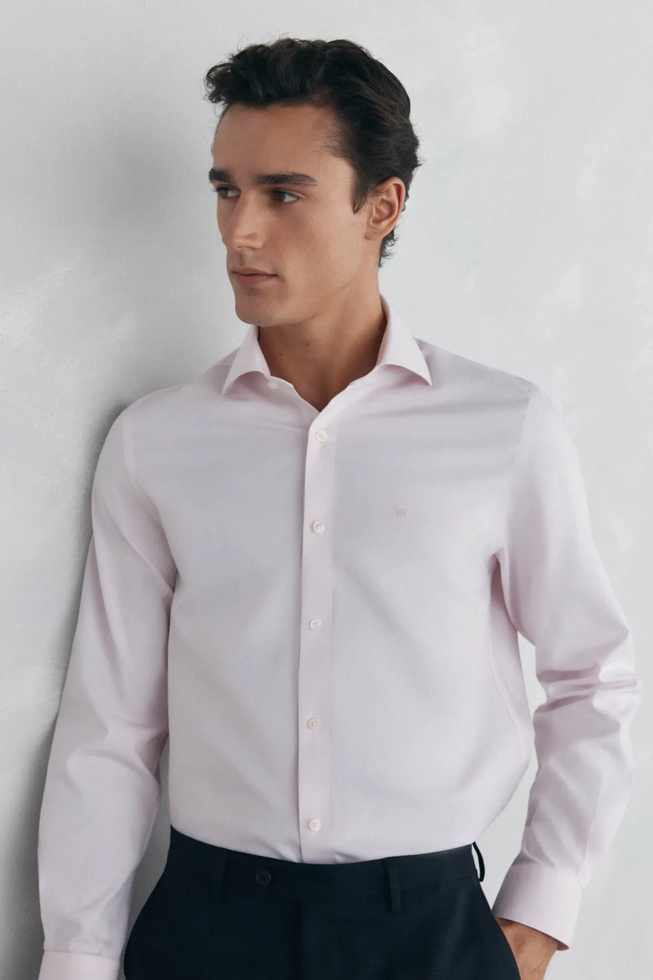 Camisa social lisa que não pode ser passada a ferro + resistente a manchas