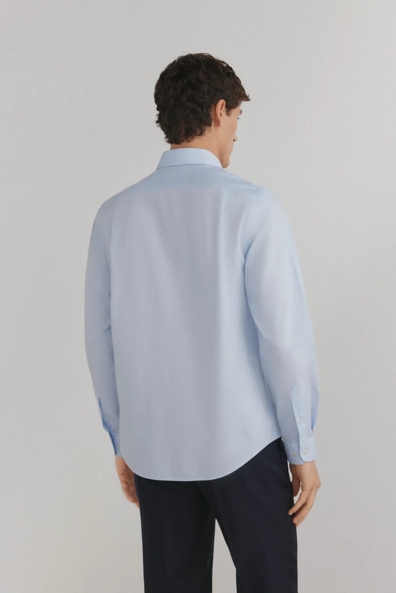 Camisa social lisa que não pode ser passada a ferro + resistente a manchas