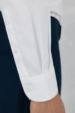 Camisa social lisa, slim fit, resistente a manchas e não engomada