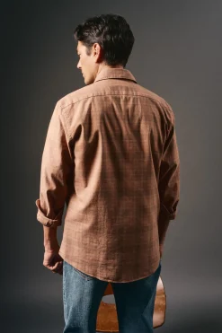 Camisa xadrez tingida