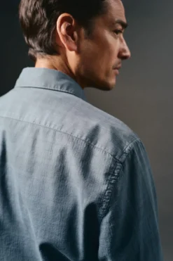 Camisa xadrez tingida